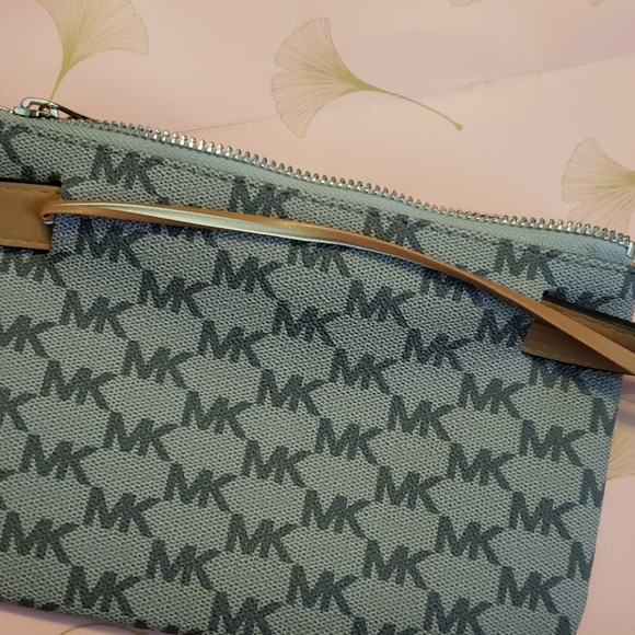 Michael Kors Belt Bag small size - Picture 2 of 3